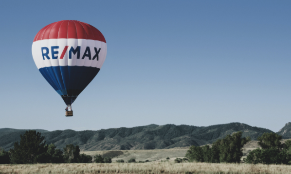RE/Max Balloon over land