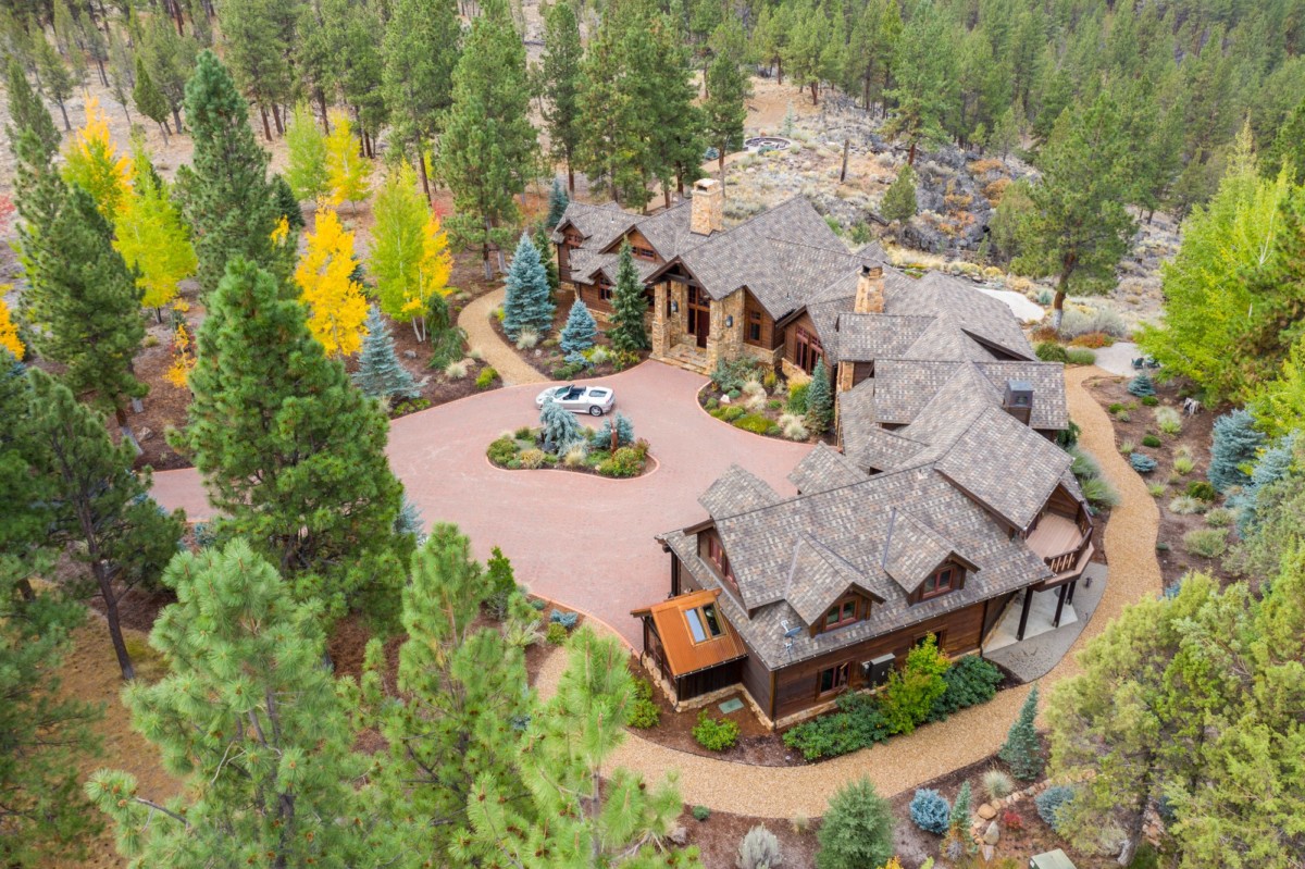 aerial view of beautiful home in Sisters Oregon