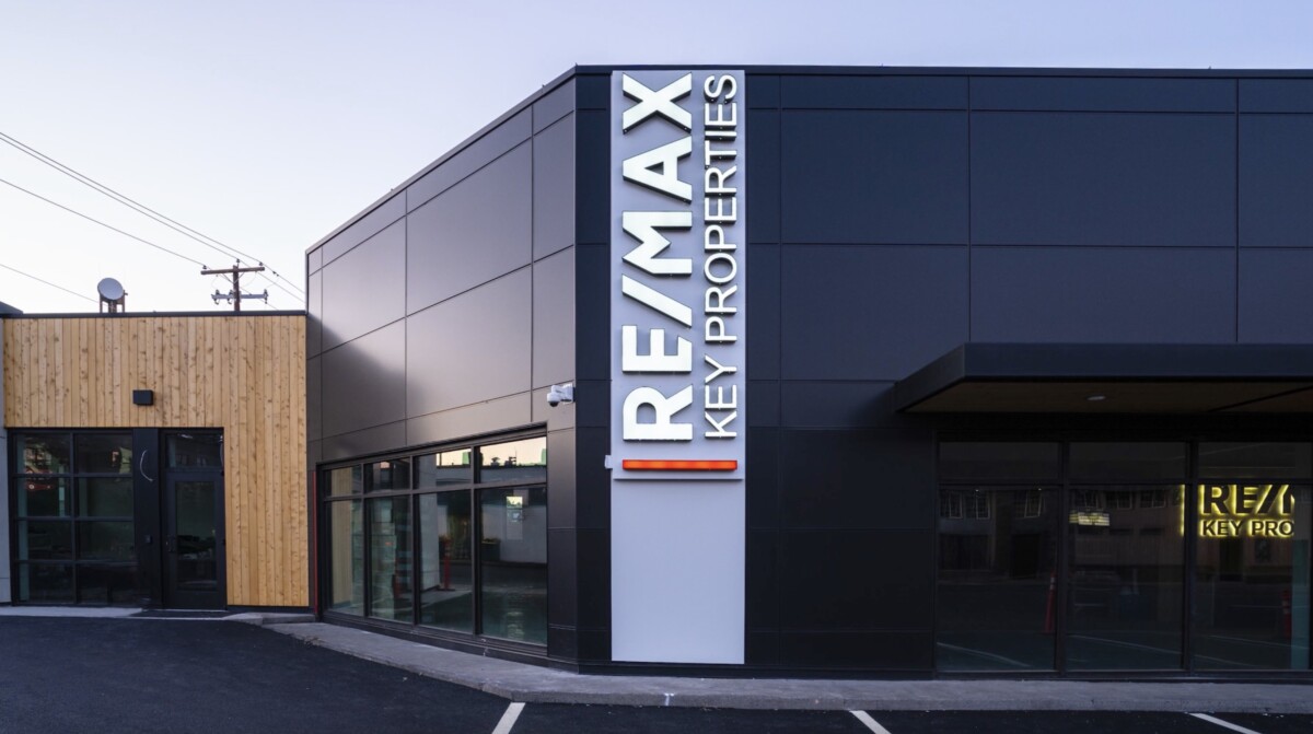 REMAX KEY PROPERTIES 42 Greenwood Avenue - signage